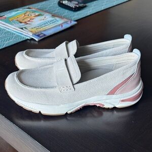 Vionic Cream and Pink Flats